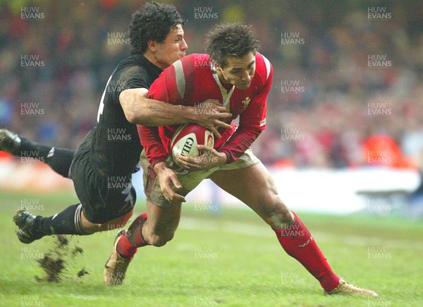 20.11.04...Wales v New Zealand, Millennium Stadium, Cardiff  Wales' Gavin Henson is tackled by Doug Howlett  