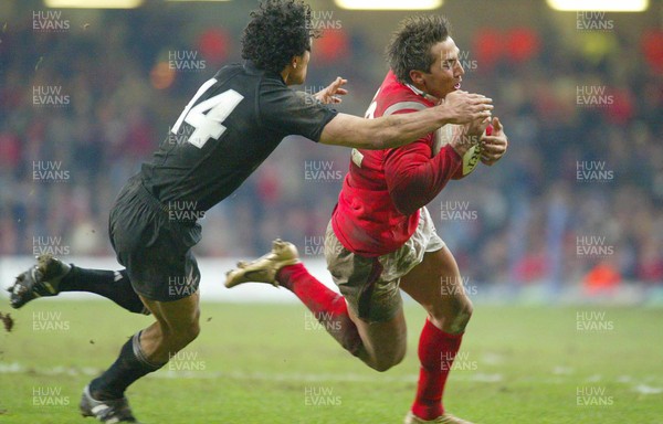 20.11.04...Wales v New Zealand, Millennium Stadium, Cardiff  Wales' Gavin Henson takes on Doug Howlett  