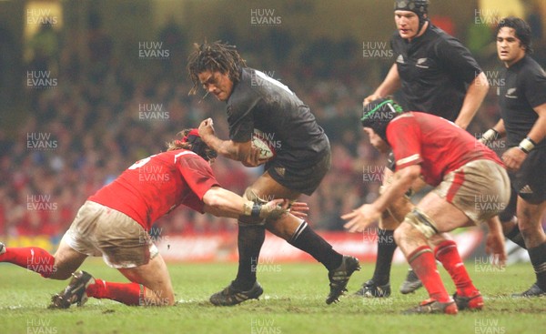 20.11.04 - Wales v New Zealand New Zealand's Rodney So'Oialo tries to get through the Welsh defence  