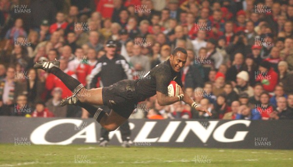 20.11.04 - Wales v New Zealand New Zealand's Joe Rokocoko dives over to claim try  