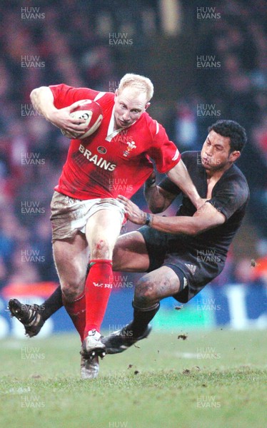 20-11-04. Wales v New Zealand   Wales' Tom Shanklin holds off Mils Muliaina.  