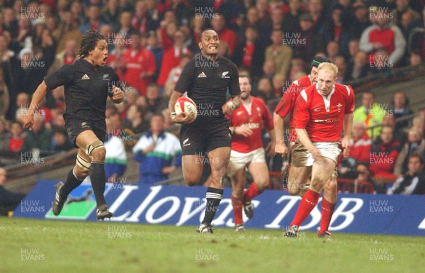 20.11.04 - Wales v New Zealand New Zealand's Joe Rokocoko races in  to score try  
