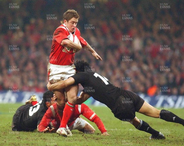 20.11.04  Wales v New Zealand, Cardiff  Shane Williams is tackled by Doug Howlett  