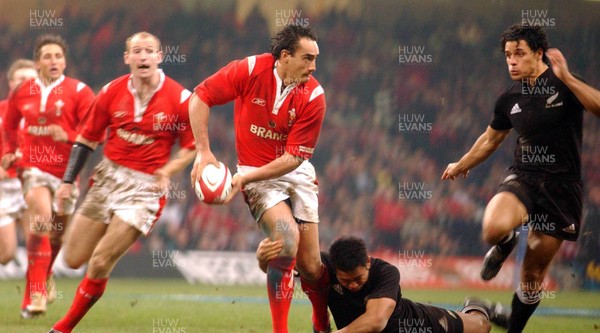 20.11.04  Wales v New Zealand, Cardiff  Sonny Parker is tackled by Keven Mealamu.  