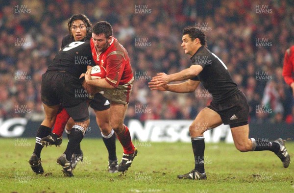 20.11.04  Wales v New Zealand, Cardiff  Mefin Davies is tackled by Piri Weepu  