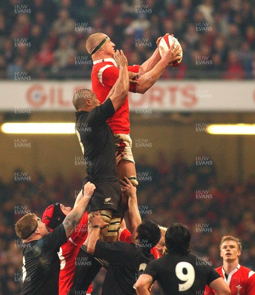 20.11.04  Wales v New Zealand, Cardiff  Brent Cockbain beats Mose Tuiali'i to lineout ball  