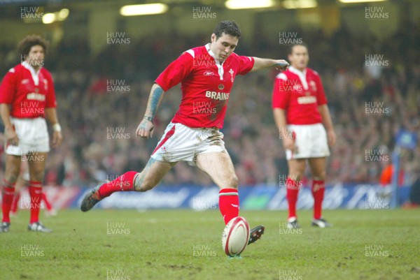 20.11.04...Wales v New Zealand, Millennium Stadium, Cardiff  Wales' Stephen Jones slots over penalty kick  