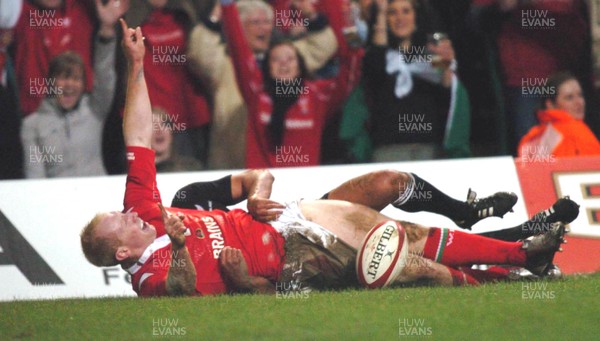 20-11-04. Wales v New Zealand   Wales' Tom Shanklin celebrates try.  