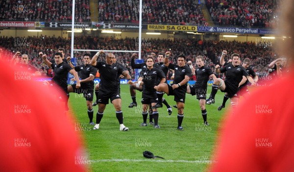 22.11.08 - Wales v New Zealand - Invesco Perpetual Series 2008 - New Zealand players perform the Haka 