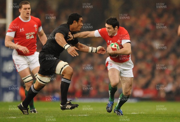 22.11.08 - Wales v New Zealand - Invesco Perpetual Series 2008 - Wales' Stephen Jones tries to find a way through. 