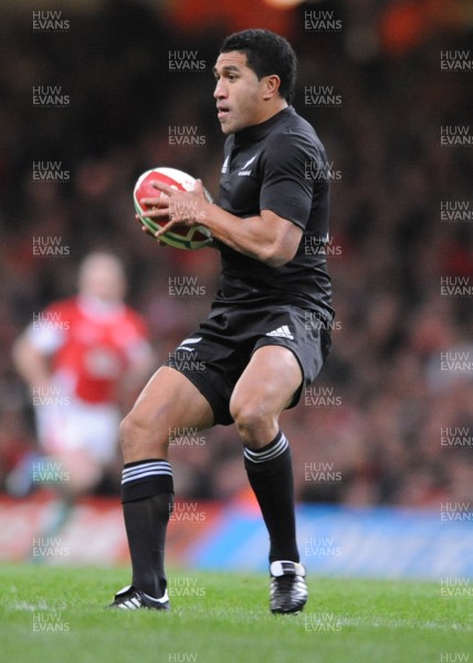 22.11.08 - Wales v New Zealand - Invesco Perpetual Series 2008 - New Zealand's Mils Muliana. 