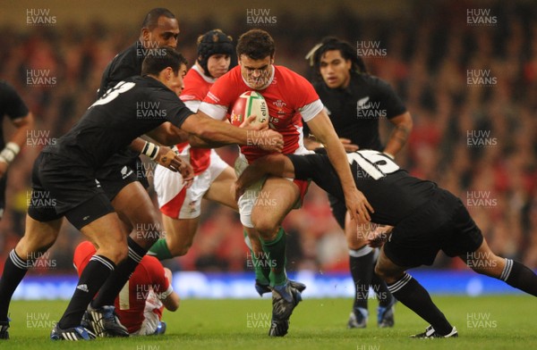 22.11.08 - Wales v New Zealand - Invesco Perpetual Series 2008 - Wales' Jamie Roberts takes on New Zealand's Richard Kahui and Mils Muliana. 