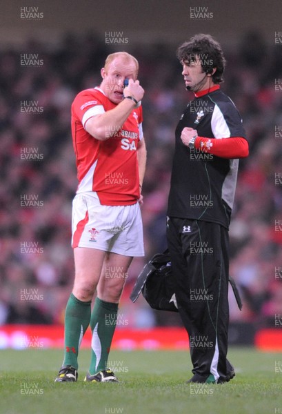 22.11.08 - Wales v New Zealand - Invesco Perpetual Series 2008 - Wales' Martyn Williams is treated by Mark Davies for an eye injury. 