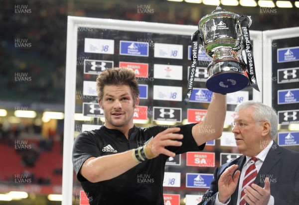 22.11.08 - Wales v New Zealand - Invesco Perpetual Series 2008 - New Zealand's Richie McCaw celebrates win. 