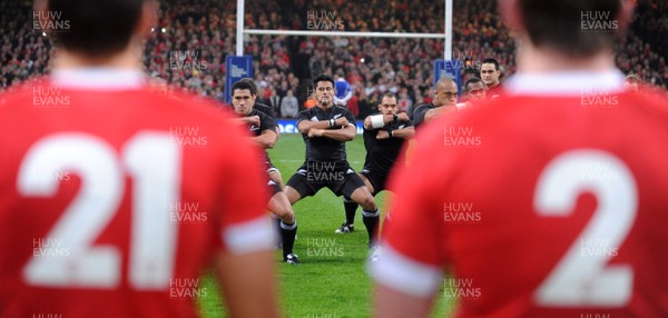 22.11.08 - Wales v New Zealand - Invesco Perpetual Series 2008 - New Zealand players perform the Haka 