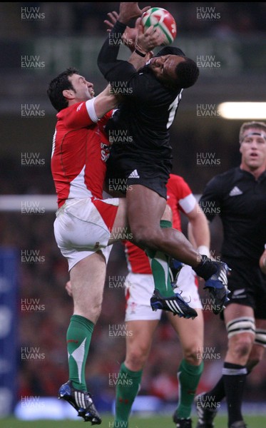 22.11.08 Wales v New Zealand... Wales' Stephen Jones is beaten to the ball by New Zealand's Sitiveni Sivivatu. 