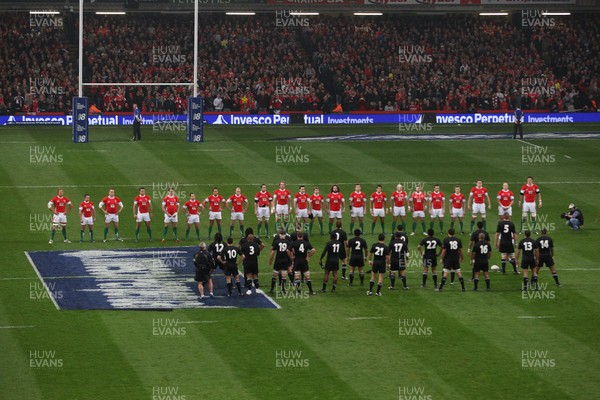 22.11.08 ... Wales v New Zealand, Invesco Perpetual Series 2008 -  The Welsh team stand their ground after facing the New Zealand Haka 