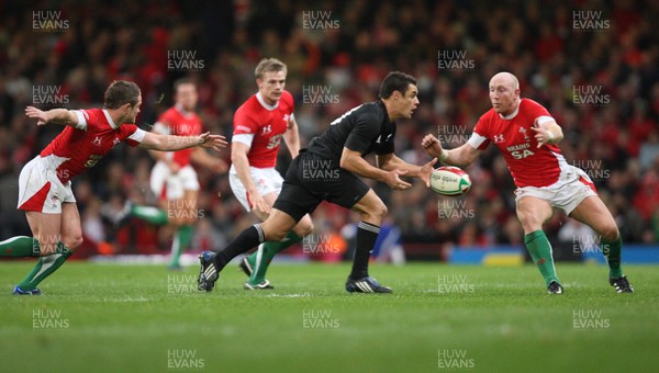 22.11.08 ... Wales v New Zealand, Invesco Perpetual Series 2008 -  New Zealand's Dan Carter feeds the ball out as Wales' Tom Shanklin closes in 