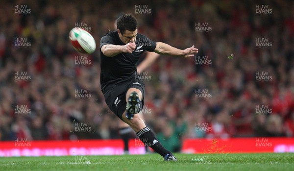 22.11.08 ... Wales v New Zealand, Invesco Perpetual Series 2008 -  New Zealand's Dan Carter  kicks penalty 