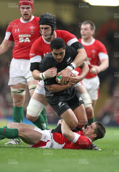 22.11.08 ... Wales v New Zealand, Invesco Perpetual Series 2008 -  New Zealand's Mils Muliaina is tackled by Wales' Luke Charteris and Shane Williams 