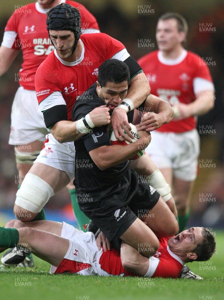 22.11.08 ... Wales v New Zealand, Invesco Perpetual Series 2008 -  New Zealand's Mils Muliaina is tackled by Wales' Luke Charteris and Shane Williams 