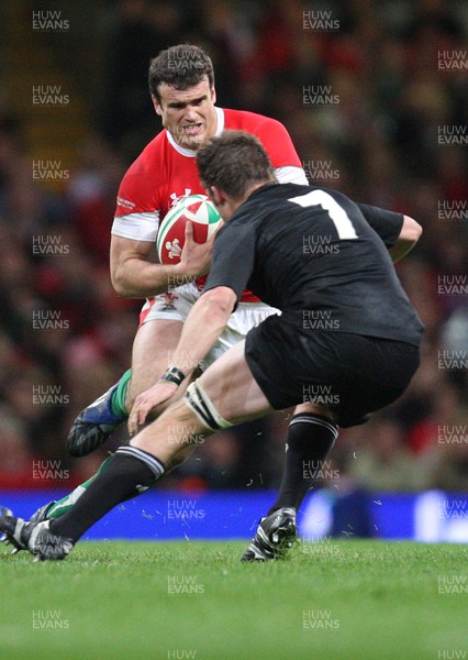 22.11.08 ... Wales v New Zealand, Invesco Perpetual Series 2008 -  Wales' Jamie Roberts takes on New Zealand's Richie McCaw 