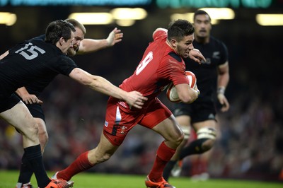 221114 - Wales v New Zealand All Blacks - Dove Men Care -Rhys Webb of Wales runs in to score try