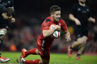 221114 - Wales v New Zealand All Blacks - Dove Men Care -Rhys Webb of Wales runs in to score try