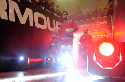 221114 - Wales v New Zealand All Blacks - Dove Men Care -Sam Warburton of Wales leads out his side with mascot