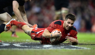 221114 - Wales v New Zealand All Blacks - Dove Men Care -Rhys Webb of Wales runs in to score try