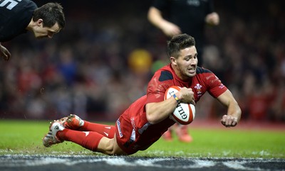 221114 - Wales v New Zealand All Blacks - Dove Men Care -Rhys Webb of Wales runs in to score try