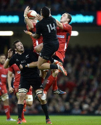 221114 - Wales v New Zealand All Blacks - Dove Men Care -Dan Biggar and George North of Wales compete with Charles Piutau of New Zealand