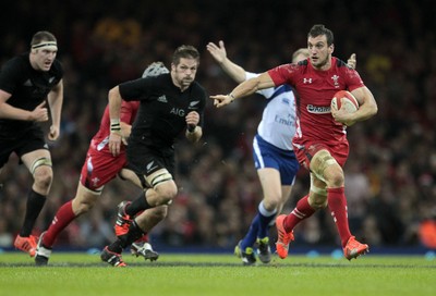 221114 - Wales v New Zealand - Dove Men Series 2014 - Sam Warburton of Wales breaks away from the New Zealand defence