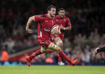 221114 - Wales v New Zealand - Dove Men Series 2014 - Sam Warburton of Wales breaks away from the New Zealand defence