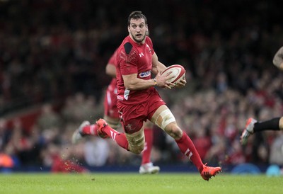 221114 - Wales v New Zealand - Dove Men Series 2014 - Sam Warburton of Wales breaks away from the New Zealand defence