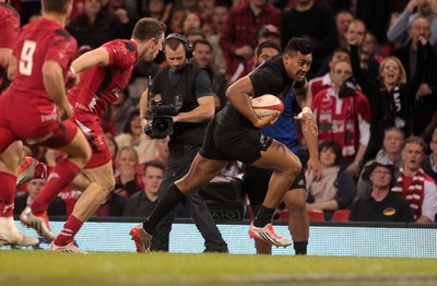 221114 - Wales v New Zealand - Dove Men Series 2014 - Julian Savea of New Zealand runs in the score their first try