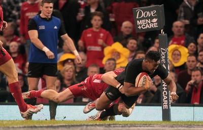 221114 - Wales v New Zealand - Dove Men Series 2014 - Julian Savea of New Zealand runs in the score their first try