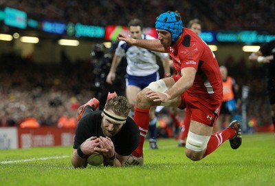 221114 - Wales v New Zealand - Dove Men Series 2014 - Kieran Read of New Zealand beats Justin Tipuric of Wales to score a try