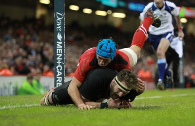 221114 - Wales v New Zealand - Dove Men Series 2014 - Kieran Read of New Zealand beats Justin Tipuric of Wales to score a try