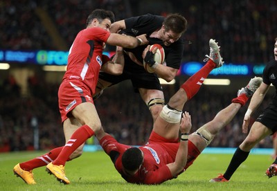 221114 - Wales v New Zealand - Dove Men Series 2014 - Richie McCaw of New Zealand is dragged down by Mike Phillips and Taulupe Faletau of Wales 