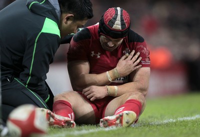 221114 - Wales v New Zealand - Dove Men Series 2014 - Leigh Halfpenny of Wales clutches his shoulder 