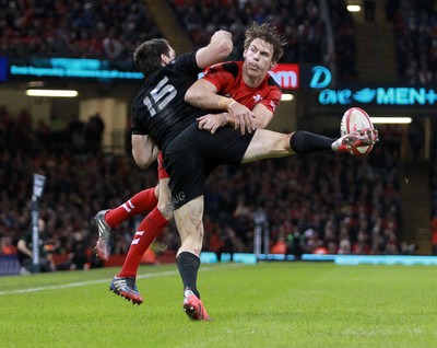 221114 - Wales v New Zealand - Dove Men Series 2014 - Ben Smith of New Zealand and Liam Williams of Wales collide in the air