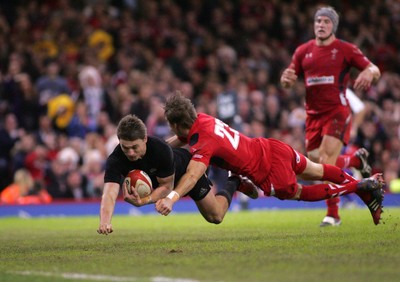 221114 - Wales v New Zealand - Dove Men+Care Series - Beauden Barrett of New Zealand scores a try