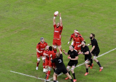 221114 - Wales v New Zealand - Dove Men+Care Series - Alun Wyn Jones of Wales wins lineout ball