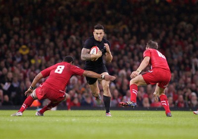 221114 - Wales v New Zealand - Dove Men+Care Series - Sonny Bill Williams of New Zealand takes on Taulupe Faletau(8) and Dan Biggar of Wales