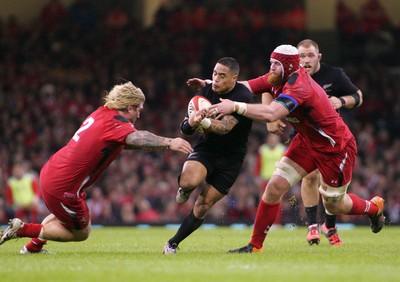 221114 - Wales v New Zealand - Dove Men+Care Series - Aaron Smith of New Zealand takes on Richard Hibbard(L) and Jake Ball of Wales