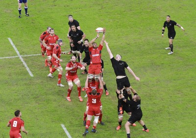 221114 - Wales v New Zealand - Dove Men+Care Series - Taulupe Faletau of Wales wins lineout ball