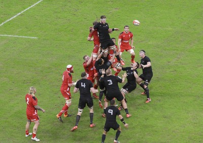 221114 - Wales v New Zealand - Dove Men+Care Series - Sam Whitelock of New Zealand wins lineout ball