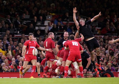 221114 - Wales v New Zealand - Dove Men+Care Series - Sam Whitelock of New Zealand wins lineout ball