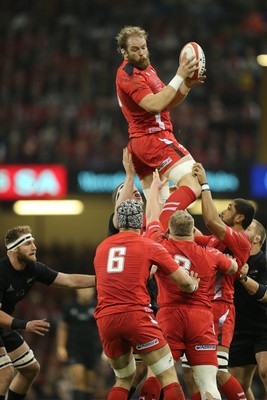 221114 -  Wales v New Zealand, Dove Men Series 2014, Cardiff - Alun Wyn Jones of Wales takes line out ball